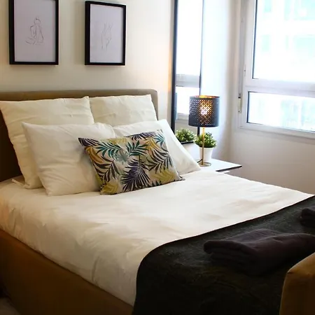 Beautiful Flat With Parking! Center 아파트 *